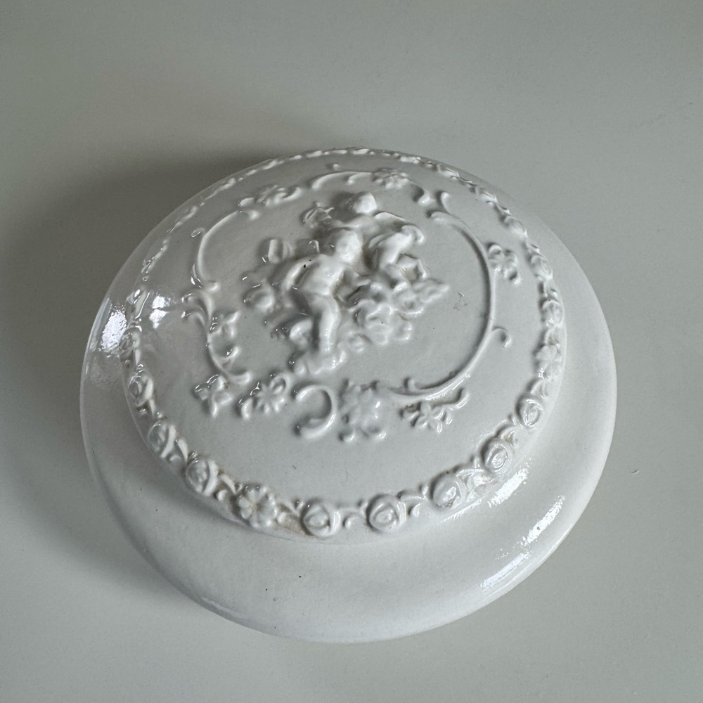 Vintage Elegant‎ White Ceramic Lidded Trinket Dish
